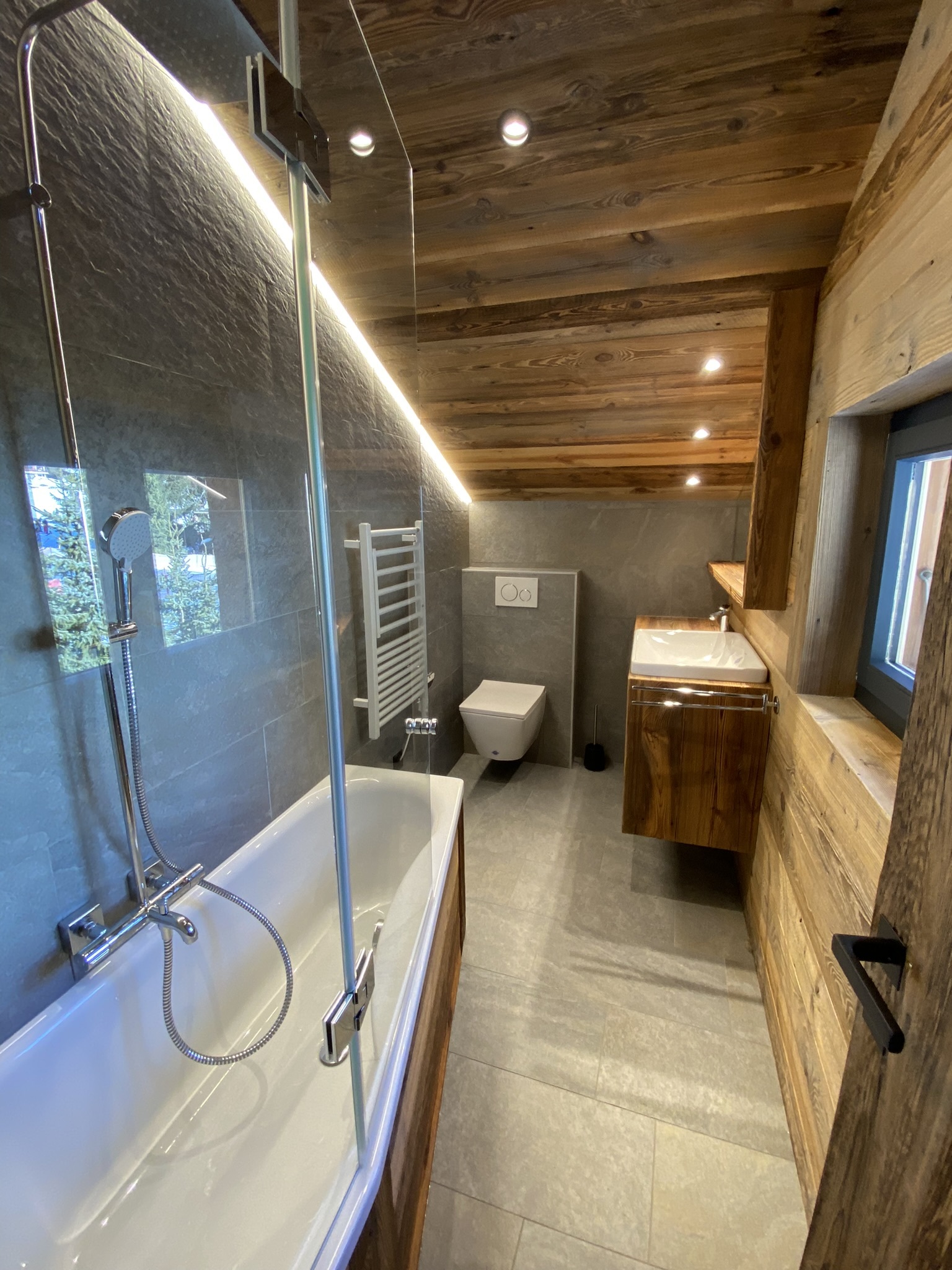 Salle de bain avec baignoire