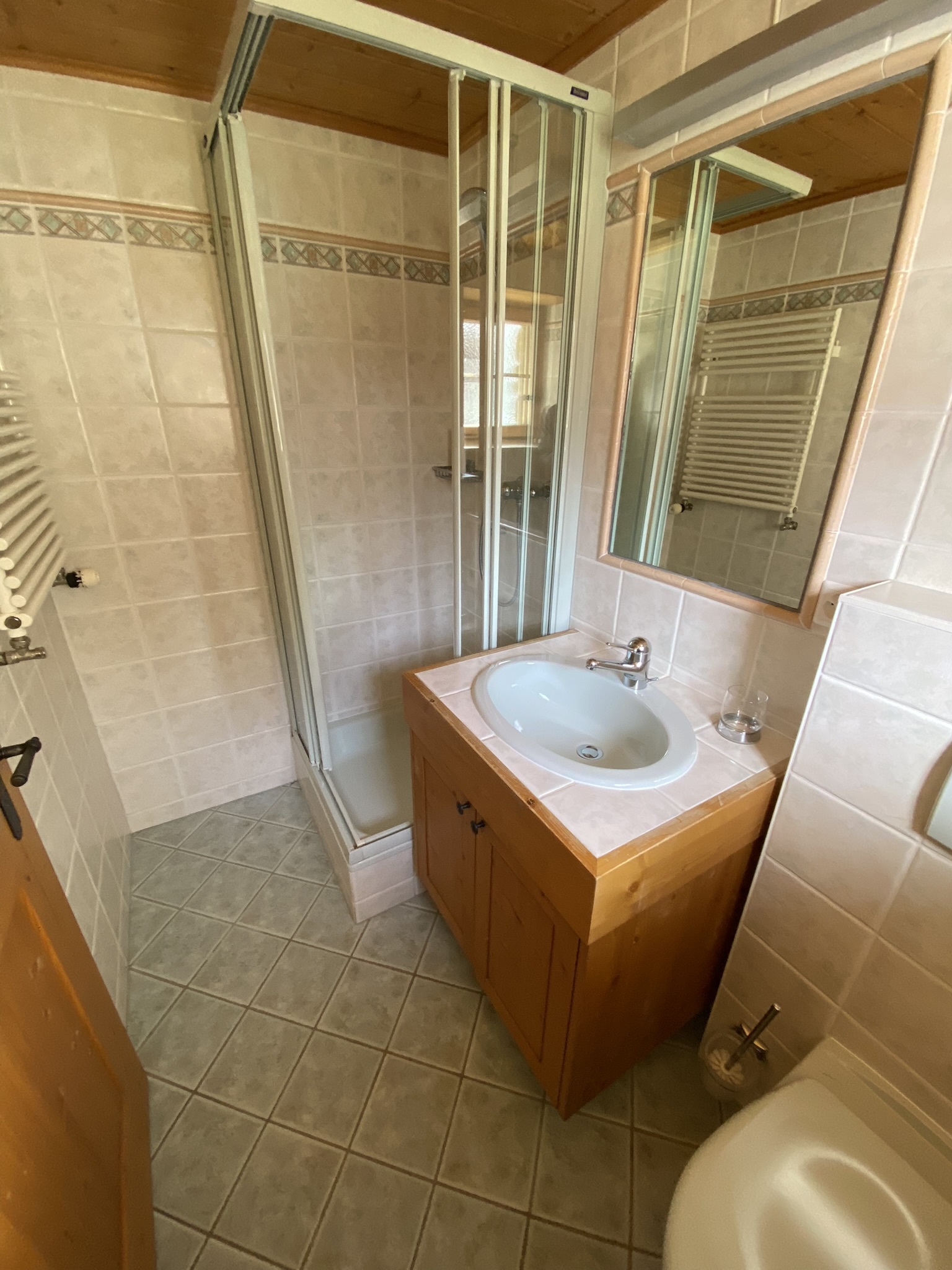 Salle de bain avec douche